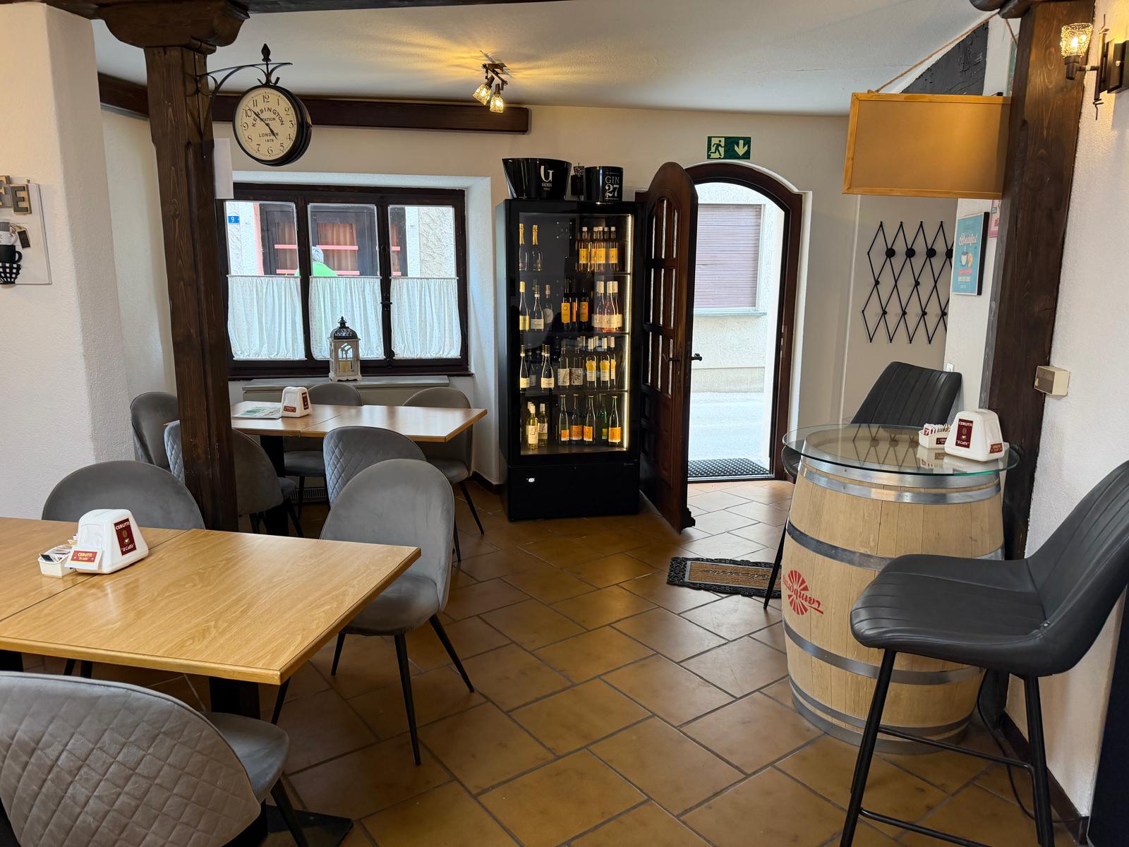 Sala ingresso con cantina vini